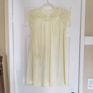 ⭐ Vintage 60s Yellow Lace Embroidered Nightgown